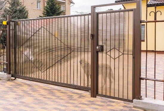 Купить ворота из профлиста с элементами ковки, с металлическими столбами в рамке или под дерево в Большом Камне от 156196 руб